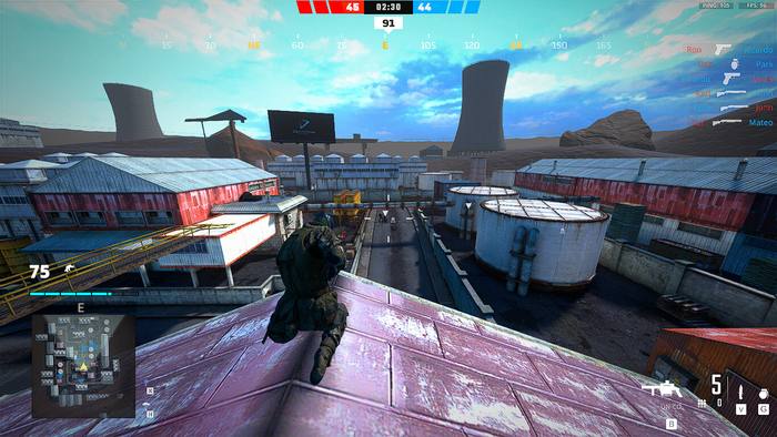 Jogador em terceira pessoa sobre os telhados da zona de combate, com o letreiro Deadzone ao fundo